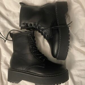 Steve Madden Betty boots in black! OFFERS TAKEN